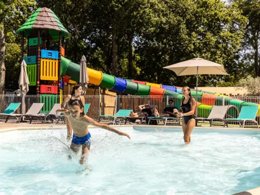 Camping Pas Cher vous présente avec son site Officiel campingpascher.fr, le Camping Maeva Club Royal Océan classé 4 étoiles, situé sur la commune de Saint Sulpice De Royan dans le département Charente-maritime (Poitou Charentes) en France. Le camping Maeva Club Royal Océan, vous présente un hébergement de type hébergement insolite de 11 m². Le camping Maeva Club Royal Océan vous proposeun séjour PAS CHER avec une REMISEdu lundi 04 mai au lundi 11 mai 2026, en promotion à -30% pour 7 nuits à 169 € au lieu de 241,43 € soit une Économie de 72,43 €. Cette location propose 113 dates différentes pour réserver votre séjour. Découvrez également les 16 autres gammes d'hébergements du camping. Les Avis clients pour le Camping Maeva Club Royal Océan sont excellents avec une note moyenne de 9 sur 10. Piscine chauffée, Piscine extérieure, Animation enfants, Animations familiales, Aire de jeux enfants, Parcours sportif, Ping-pong, Pétanque, Terrain multisports, Bar, Dépôt de pain, Snack/Bar,... En savoir plus : cliquez-ICI.