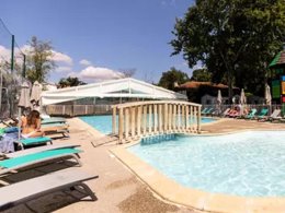 Camping Pas Cher vous présente avec son site Officiel campingpascher.fr, le Camping Maeva Club Royal Océan classé 4 étoiles, situé sur la commune de Saint Sulpice De Royan dans le département Charente-maritime (Poitou Charentes) en France. Le camping Maeva Club Royal Océan, vous présente un hébergement de type hébergement insolite de 15 m² pour 2 personnes. Le camping Maeva Club Royal Océan vous proposeun séjour PAS CHER avec une REMISEdu lundi 04 mai au lundi 11 mai 2026, en promotion à -30% pour 7 nuits à 169 € au lieu de 241,43 € soit une Économie de 72,43 €. Cette location propose 113 dates différentes pour réserver votre séjour. Découvrez également les 16 autres gammes d'hébergements du camping. Les Avis clients pour le Camping Maeva Club Royal Océan sont excellents avec une note moyenne de 9 sur 10. Piscine chauffée, Piscine extérieure, Animation enfants, Animations familiales, Aire de jeux enfants, Parcours sportif, Ping-pong, Pétanque, Terrain multisports, Bar, Dépôt de pain, Snack/Bar,... En savoir plus : cliquez-ICI.
