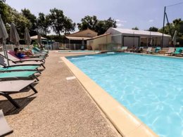 Camping Pas Cher vous présente avec son site Officiel campingpascher.fr, le Camping Maeva Club Royal Océan classé 4 étoiles, situé sur la commune de Saint Sulpice De Royan dans le département Charente-maritime (Poitou Charentes) en France. Le camping Maeva Club Royal Océan, vous présente un hébergement de type mobil-home de 32 m² pour 6 personnes. Le camping Maeva Club Royal Océan vous proposeun séjour PAS CHER avec une REMISEdu sam. 16 mai au sam. 23 mai 2026, en promotion à -30% pour 7 nuits à 199 € au lieu de 284,29 € soit une Économie de 85,29 €. Cette location propose 105 dates différentes pour réserver votre séjour. Découvrez également les 16 autres gammes d'hébergements du camping. Les Avis clients pour le Camping Maeva Club Royal Océan sont excellents avec une note moyenne de 9 sur 10. Piscine chauffée, Piscine extérieure, Animation enfants, Animations familiales, Aire de jeux enfants, Parcours sportif, Ping-pong, Pétanque, Terrain multisports, Bar, Dépôt de pain, Snack/Bar,... En savoir plus : cliquez-ICI.