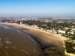 Camping Pas Cher vous présente avec son site Officiel campingpascher.fr, le Camping Maeva Club Royal Océan classé 4 étoiles, situé sur la commune de Saint Sulpice De Royan dans le département Charente-maritime (Poitou Charentes) en France. Le camping Maeva Club Royal Océan, vous présente un hébergement de type hébergement insolite de 15 m² pour 4 personnes. Le camping Maeva Club Royal Océan vous proposeun séjour PAS CHER avec une REMISEdu mardi 07 avril au mardi 14 avril 2026, en promotion à -30% pour 7 nuits à 169 € au lieu de 241,43 € soit une Économie de 72,43 €. Cette location propose 113 dates différentes pour réserver votre séjour. Découvrez également les 16 autres gammes d'hébergements du camping. Les Avis clients pour le Camping Maeva Club Royal Océan sont excellents avec une note moyenne de 9 sur 10. Piscine chauffée, Piscine extérieure, Animation enfants, Animations familiales, Aire de jeux enfants, Parcours sportif, Ping-pong, Pétanque, Terrain multisports, Bar, Dépôt de pain, Snack/Bar,... En savoir plus : cliquez-ICI.