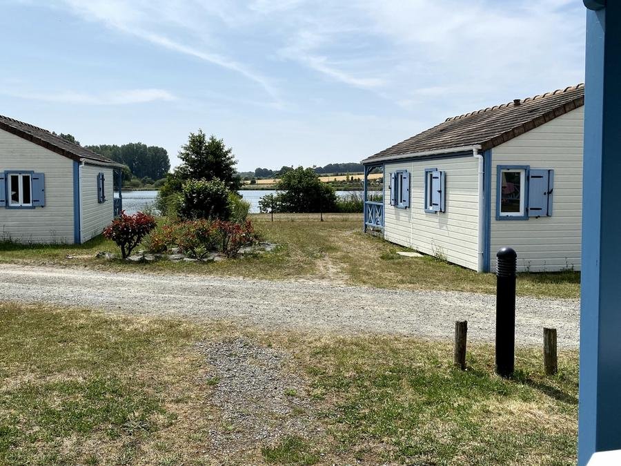 Camping Pas Cher vous présente avec son site Officiel campingpascher.fr, le Camping Village De Chalets - Mansigné, situé sur la commune de Mansigne dans le département Sarthe (Pays De La Loire) en France. Le camping Village De Chalets - Mansigné, vous présente un hébergement de type chalet et télévision. Le camping Village De Chalets - Mansigné vous propose du vendredi 28 août au vendredi 04 septembre 2026 avec un DÉPART DEMAIN pour 7 nuits à 463.08€. Cette location propose 22 dates différentes pour réserver votre séjour. Découvrez également les 3 autres gammes d'hébergements du camping. Les Avis clients pour le Camping Village De Chalets - Mansigné sont excellents avec une note moyenne de 9 sur 10. Lac, Piscine chauffée, Piscine couverte, Animations familiales, Aire de jeux enfants, Court de tennis, Randonnée, Trampoline,... En savoir plus : cliquez-ICI.