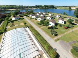 Camping Pas Cher vous présente avec son site Officiel campingpascher.fr, le Camping Village De Chalets - Mansigné, situé sur la commune de Mansigne dans le département Sarthe (Pays De La Loire) en France. Le camping Village De Chalets - Mansigné vous propose un hébergement de type chalet pour 4 personnes. L'établissement vous propose 4 autres types d'hébergements. Découvrez tous nos séjours à petits prix dans la commune et aux alentours de Mansigne du département : Sarthe (Pays De La Loire). Les Avis clients pour le Camping Village De Chalets - Mansigné sont excellents avec une note moyenne de 9 sur 10. Lac, Piscine chauffée, Piscine couverte, Animations familiales, Aire de jeux enfants, Court de tennis, Randonnée, Trampoline,... En savoir plus : cliquez-ICI.