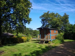 Camping Pas Cher vous présente avec son site Officiel campingpascher.fr, le Camping Domaine Du Scorff classé 3 étoiles, situé sur la commune de Kernascleden dans le département Morbihan (Bretagne) en France. Le camping Domaine Du Scorff, vous présente un hébergement de type hébergement insolite de 15 m² pour 1 personne. Le camping Domaine Du Scorff vous propose du dimanche 19 avril au dimanche 26 avril 2026 pour 7 nuits à 324€. Cette location propose 165 dates différentes pour réserver votre séjour. Découvrez également les 9 autres gammes d'hébergements du camping. Piscine chauffée, Piscine couverte, Aire de jeux intérieure, Bar, Restaurant, Snack/Bar,... En savoir plus : cliquez-ICI.