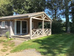 Camping Pas Cher vous présente avec son site Officiel campingpascher.fr, le Camping Domaine Du Scorff classé 3 étoiles, situé sur la commune de Kernascleden dans le département Morbihan (Bretagne) en France. Le camping Domaine Du Scorff vous propose un hébergement de type chalet de 35 m² pour 2 personnes (télévision). L'établissement vous propose 9 autres types d'hébergements. Découvrez tous nos séjours à petits prix dans la commune et aux alentours de Kernascleden du département : Morbihan (Bretagne). Piscine chauffée, Piscine couverte, Aire de jeux intérieure, Bar, Restaurant, Snack/Bar,... En savoir plus : cliquez-ICI.