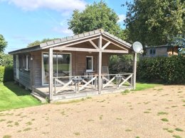 Camping Pas Cher vous présente avec son site Officiel campingpascher.fr, le Camping Domaine Du Scorff classé 3 étoiles, situé sur la commune de Kernascleden dans le département Morbihan (Bretagne) en France. Le camping Domaine Du Scorff, vous présente un hébergement de type chalet de 35 m² pour 2 personnes et télévision. Le camping Domaine Du Scorff vous propose du jeudi 24 septembre au jeudi 01 octobre 2026 pour 7 nuits à 466.28€. Cette location propose 127 dates différentes pour réserver votre séjour. Découvrez également les 9 autres gammes d'hébergements du camping. Piscine chauffée, Piscine couverte, Aire de jeux intérieure, Bar, Restaurant, Snack/Bar,... En savoir plus : cliquez-ICI.