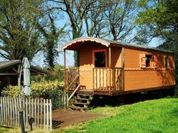 Camping Pas Cher vous présente avec son site Officiel campingpascher.fr, le Camping Domaine Du Scorff classé 3 étoiles, situé sur la commune de Kernascleden dans le département Morbihan (Bretagne) en France. Le camping Domaine Du Scorff vous propose un hébergement de type hébergement insolite pour 2 personnes. L'établissement vous propose 9 autres types d'hébergements. Découvrez tous nos séjours à petits prix dans la commune et aux alentours de Kernascleden du département : Morbihan (Bretagne). Piscine chauffée, Piscine couverte, Aire de jeux intérieure, Bar, Restaurant, Snack/Bar,... En savoir plus : cliquez-ICI.