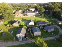 Camping Pas Cher vous présente avec son site Officiel campingpascher.fr, le Camping Domaine Du Scorff classé 3 étoiles, situé sur la commune de Kernascleden dans le département Morbihan (Bretagne) en France. Le camping Domaine Du Scorff, vous présente un hébergement de type chalet de 35 m² pour 2 personnes et télévision. Le camping Domaine Du Scorff vous propose du jeudi 24 septembre au jeudi 01 octobre 2026 pour 7 nuits à 466.28€. Cette location propose 127 dates différentes pour réserver votre séjour. Découvrez également les 9 autres gammes d'hébergements du camping. Piscine chauffée, Piscine couverte, Aire de jeux intérieure, Bar, Restaurant, Snack/Bar,... En savoir plus : cliquez-ICI.