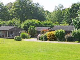 Camping Pas Cher vous présente avec son site Officiel campingpascher.fr, le Camping Domaine Du Scorff classé 3 étoiles, situé sur la commune de Kernascleden dans le département Morbihan (Bretagne) en France. Le camping Domaine Du Scorff, vous présente un hébergement de type chalet de 35 m² pour 2 personnes et télévision. Le camping Domaine Du Scorff vous propose du jeudi 24 septembre au jeudi 01 octobre 2026 pour 7 nuits à 466.28€. Cette location propose 135 dates différentes pour réserver votre séjour. Découvrez également les 9 autres gammes d'hébergements du camping. Piscine chauffée, Piscine couverte, Aire de jeux intérieure, Bar, Restaurant, Snack/Bar,... En savoir plus : cliquez-ICI.