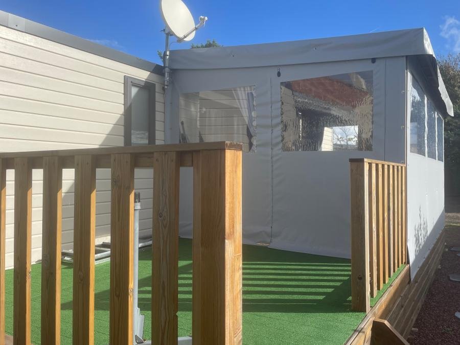 Camping Pas Cher vous présente avec son site Officiel campingpascher.fr, le Camping L'Eden classé 3 étoiles, situé sur la commune de Bretignolles Sur Mer dans le département Vendée (Pays De La Loire) en France. Le camping L'Eden, vous présente un hébergement de type mobil-home de 40 m² pour 8 personnes et télévision. Le camping L'Eden vous propose du dimanche 14 juin au dimanche 21 juin 2026 pour 7 nuits à 601€. Cette location propose 27 dates différentes pour réserver votre séjour. Découvrez également les 10 autres gammes d'hébergements du camping. Les Avis clients pour le Camping L'Eden sont excellents avec une note moyenne de 9 sur 10. Piscine chauffée, Piscine couverte, Aire de jeux enfants, Cyclisme, Pétanque, Food truck,... En savoir plus : cliquez-ICI.