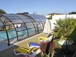 Camping Pas Cher vous présente avec son site Officiel campingpascher.fr, le Camping L'Eden classé 3 étoiles, situé sur la commune de Bretignolles Sur Mer dans le département Vendée (Pays De La Loire) en France. Le camping L'Eden vous propose un hébergement de type chalet de 40 m² (télévision). L'établissement vous propose 4 autres types d'hébergements. Découvrez tous nos séjours à petits prix dans la commune et aux alentours de Bretignolles Sur Mer du département : Vendée (Pays De La Loire). Les Avis clients pour le Camping L'Eden sont excellents avec une note moyenne de 9 sur 10. Piscine chauffée, Piscine couverte, Aire de jeux enfants, Cyclisme, Pétanque, Food truck,... En savoir plus : cliquez-ICI.