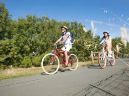 Camping Pas Cher vous présente avec son site Officiel campingpascher.fr, le Camping L'Eden classé 3 étoiles, situé sur la commune de Bretignolles Sur Mer dans le département Vendée (Pays De La Loire) en France. Le camping L'Eden vous propose un hébergement de type chalet (télévision). L'établissement vous propose 3 autres types d'hébergements. Découvrez tous nos séjours à petits prix dans la commune et aux alentours de Bretignolles Sur Mer du département : Vendée (Pays De La Loire). Les Avis clients pour le Camping L'Eden sont excellents avec une note moyenne de 9 sur 10. Piscine chauffée, Piscine couverte, Aire de jeux enfants, Cyclisme, Pétanque, Food truck,... En savoir plus : cliquez-ICI.