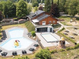 Camping Pas Cher vous présente avec son site Officiel campingpascher.fr, le Village vacances Arden Parks Petite Suisse classé 4 étoiles, situé sur la commune de Manhay dans le département Liège (Wallonie) en Belgique. Le village vacances Arden Parks Petite Suisse, vous présente un hébergement de type mobil-home. Le village vacances Arden Parks Petite Suisse vous proposeun séjour PAS CHER avec une REMISEdu sam. 29 août au sam. 05 septembre 2026, en promotion à -33% pour 7 nuits à 319 € au lieu de 476,12 € soit une Économie de 157,12 €. Cette location propose 105 dates différentes pour réserver votre séjour. Découvrez également les 1 autres gammes d'hébergements du village vacances. Les Avis clients pour le Village vacances Arden Parks Petite Suisse sont de 6 sur 10. Piscine chauffée, Piscine extérieure, Court de tennis, Terrain de football, Snack/Bar, Épicerie,... En savoir plus : cliquez-ICI.