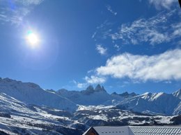 Camping Pas Cher vous présente avec son site Officiel campingpascher.fr, la Résidence VVF Albiez-Montrond Maurienne, située sur la commune de Albiez-montrond dans le département Savoie (Rhône Alpes) en France. La résidence VVF Albiez-Montrond Maurienne, vous présente un hébergement de type appartement de 32 m² pour 6 personnes et télévision. La résidence VVF Albiez-Montrond Maurienne vous propose du sam. 04 juillet au sam. 11 juillet 2026, en promotion à -15% pour 7 nuits à 357 € au lieu de 420,0 € soit une Économie de 63 €. Cette location propose 137 dates différentes pour réserver votre séjour. Découvrez également les 6 autres gammes d'hébergements de la résidence. Les Avis clients pour la Résidence VVF Albiez-Montrond Maurienne sont excellents avec une note moyenne de 8 sur 10. Boulangerie, Bureau de tabac, Dépôt de pain, Restaurant, Station-service, Supermarché,... En savoir plus : cliquez-ICI.