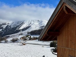 Camping Pas Cher vous présente avec son site Officiel campingpascher.fr, la Résidence VVF Albiez-Montrond Maurienne, située sur la commune de Albiez-montrond dans le département Savoie (Rhône Alpes) en France. La résidence VVF Albiez-Montrond Maurienne, vous présente un hébergement de type appartement de 41 m² pour 6 personnes et télévision. La résidence VVF Albiez-Montrond Maurienne vous propose du sam. 04 juillet au sam. 11 juillet 2026, en promotion à -15% pour 7 nuits à 368,90 € au lieu de 434,0 € soit une Économie de 65,10 €. Cette location propose 132 dates différentes pour réserver votre séjour. Découvrez également les 6 autres gammes d'hébergements de la résidence. Les Avis clients pour la Résidence VVF Albiez-Montrond Maurienne sont excellents avec une note moyenne de 8 sur 10. Boulangerie, Bureau de tabac, Dépôt de pain, Restaurant, Station-service, Supermarché,... En savoir plus : cliquez-ICI.