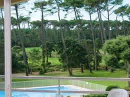 Camping Pas Cher vous présente avec son site Officiel campingpascher.fr, la Résidence Madame Vacances - Les Appartements De Moliets, située sur la commune de Moliets Et Maa dans le département Landes (Aquitaine) en France. La résidence Madame Vacances - Les Appartements De Moliets, vous présente un hébergement de type appartement de 35 m² pour 1 personne et télévision. La résidence Madame Vacances - Les Appartements De Moliets vous proposeun séjour PAS CHER avec une REMISEdu vendredi 19 juin au vendredi 26 juin 2026, en promotion à -30% pour 7 nuits à 379,30 € au lieu de 541,86 € soit une Économie de 162,56 €. Cette location propose 102 dates différentes pour réserver votre séjour. Découvrez également les 3 autres gammes d'hébergements de la résidence. Piscine extérieure, Golf,... En savoir plus : cliquez-ICI.