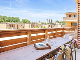 Camping Pas Cher vous présente avec son site Officiel campingpascher.fr, la Résidence Pierre & Vacances Premium Residence Le Domaine Du Golfe Du Lion classé 4 étoiles, située sur la commune de Saint Cyprien dans le département Pyrénées-orientales (Languedoc Roussillon) en France. La résidence Pierre & Vacances Premium Residence Le Domaine Du Golfe Du Lion, vous présente un hébergement de type appartement de 61 m² avec climatisation et télévision. La résidence Pierre & Vacances Premium Residence Le Domaine Du Golfe Du Lion vous propose du sam. 28 mars au sam. 04 avril 2026 pour 7 nuits à 867€. Cette location propose 133 dates différentes pour réserver votre séjour. Découvrez également les 6 autres gammes d'hébergements de la résidence. Piscine chauffée, Piscine extérieure, Club ados, Club enfants, Aire de jeux enfants, Parcours sportif, Ping-pong, Pétanque, Terrain de beach-volley, Terrain multisports, Dépôt de pain, Snack/Bar,... En savoir plus : cliquez-ICI.