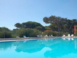 Camping Pas Cher vous présente avec son site Officiel campingpascher.fr, le Camping S'Ena Arrubia classé 3 étoiles, situé sur la commune de Arborea dans le département Oristano (Sardaigne) en Italie. Le camping S'Ena Arrubia, vous présente un hébergement de type mobil-home. Le camping S'Ena Arrubia vous proposeun séjour PAS CHER avec une REMISEdu sam. 12 septembre au sam. 19 septembre 2026, en promotion à -42% pour 7 nuits à 260 € au lieu de 455,0 € soit une Économie de 195 €. Cette location propose 12 dates différentes pour réserver votre séjour. Découvrez également les 1 autres gammes d'hébergements du camping. Mer, Piscine extérieure, Animations familiales, Centre équestre, Terrain de beach-volley, Bar, Restaurant,... En savoir plus : cliquez-ICI.