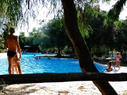 Camping Pas Cher vous présente avec son site Officiel campingpascher.fr, le Camping Selema classé 3 étoiles, situé sur la commune de Nuoro dans le département Nuoro (Sardaigne) en Italie. Le camping Selema, vous présente un hébergement de type mobil-home. Le camping Selema vous propose du sam. 04 juillet au sam. 11 juillet 2026 pour 7 nuits à 945€. Cette location propose 1 dates différentes pour réserver votre séjour. Découvrez également les 1 autres gammes d'hébergements du camping. Mer, Piscine extérieure, Aire de jeux enfants, Court de tennis, Plongée, Restaurant, Épicerie,... En savoir plus : cliquez-ICI.