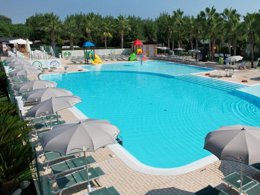 Camping Pas Cher vous présente avec son site Officiel campingpascher.fr, le Camping Don Antonio Village classé 3 étoiles, situé sur la commune de Giulianova dans le département Teramo (Abruzzes) en Italie. Le camping Don Antonio Village, vous présente un hébergement de type mobil-home. Le camping Don Antonio Village vous propose du sam. 05 septembre au sam. 12 septembre 2026 pour 7 nuits à 559€. Cette location propose 8 dates différentes pour réserver votre séjour. Découvrez également les 1 autres gammes d'hébergements du camping. Mer, Piscine extérieure, Animations familiales, Club enfants, Aire de jeux enfants, Bureau de tabac, Restaurant, Épicerie,... En savoir plus : cliquez-ICI.