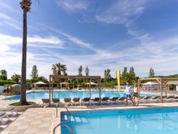 Camping Pas Cher vous présente avec son site Officiel campingpascher.fr, le Camping Sandaya Riviera D'Azur classé 5 étoiles, situé sur la commune de Saint Aygulf dans le département Var (Provence Alpes Côte D'azur) en France. Le camping Sandaya Riviera D'Azur, vous présente un hébergement de type villa de 55 m² avec climatisation et télévision. Le camping Sandaya Riviera D'Azur vous propose du vendredi 25 septembre au vendredi 02 octobre 2026, en promotion à -20% pour 7 nuits à 407,20 € au lieu de 509,0 € soit une Économie de 101,80 €. Cette location propose 8 dates différentes pour réserver votre séjour. Découvrez également les 17 autres gammes d'hébergements du camping. Les Avis clients pour le Camping Sandaya Riviera D'Azur sont excellents avec une note moyenne de 8 sur 10. Mer, Piscine extérieure, Aire de jeux enfants, Canoë-kayak, Centre équestre, Court de tennis, Jet-ski, Ping-pong, Plongée, Pétanque, Terrain de basketball, Terrain de football, Terrain de volley-ball, Terrain multisports, Bar, Dépôt de pain, Pizzeria, Plats à emporter, Restaurant, Snack/Bar, Épicerie,... En savoir plus : cliquez-ICI.