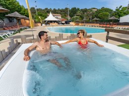 Camping Pas Cher vous présente avec son site Officiel campingpascher.fr, le Camping Sandaya Riviera D'Azur classé 5 étoiles, situé sur la commune de Saint Aygulf dans le département Var (Provence Alpes Côte D'azur) en France. Le camping Sandaya Riviera D'Azur, vous présente un hébergement de type mobil-home de 27 m². Le camping Sandaya Riviera D'Azur vous propose du jeudi 07 mai au jeudi 14 mai 2026, en promotion à -20% pour 7 nuits à 266,40 € au lieu de 333,0 € soit une Économie de 66,60 €. Cette location propose 170 dates différentes pour réserver votre séjour. Découvrez également les 17 autres gammes d'hébergements du camping. Les Avis clients pour le Camping Sandaya Riviera D'Azur sont excellents avec une note moyenne de 8 sur 10. Mer, Piscine extérieure, Aire de jeux enfants, Canoë-kayak, Centre équestre, Court de tennis, Jet-ski, Ping-pong, Plongée, Pétanque, Terrain de basketball, Terrain de football, Terrain de volley-ball, Terrain multisports, Bar, Dépôt de pain, Pizzeria, Plats à emporter, Restaurant, Snack/Bar, Épicerie,... En savoir plus : cliquez-ICI.