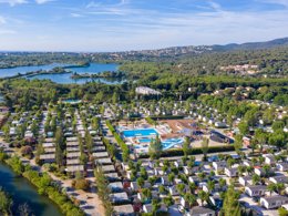 Camping Pas Cher vous présente avec son site Officiel campingpascher.fr, le Camping Sandaya Riviera D'Azur classé 5 étoiles, situé sur la commune de Saint Aygulf dans le département Var (Provence Alpes Côte D'azur) en France. Le camping Sandaya Riviera D'Azur, vous présente un hébergement de type mobil-home de 30 m² avec climatisation. Le camping Sandaya Riviera D'Azur vous propose du jeudi 07 mai au jeudi 14 mai 2026, en promotion à -20% pour 7 nuits à 322,40 € au lieu de 403,0 € soit une Économie de 80,60 €. Cette location propose 166 dates différentes pour réserver votre séjour. Découvrez également les 17 autres gammes d'hébergements du camping. Les Avis clients pour le Camping Sandaya Riviera D'Azur sont excellents avec une note moyenne de 8 sur 10. Mer, Piscine extérieure, Aire de jeux enfants, Canoë-kayak, Centre équestre, Court de tennis, Jet-ski, Ping-pong, Plongée, Pétanque, Terrain de basketball, Terrain de football, Terrain de volley-ball, Terrain multisports, Bar, Dépôt de pain, Pizzeria, Plats à emporter, Restaurant, Snack/Bar, Épicerie,... En savoir plus : cliquez-ICI.