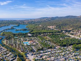 Camping Pas Cher vous présente avec son site Officiel campingpascher.fr, le Camping Sandaya Riviera D'Azur classé 5 étoiles, situé sur la commune de Saint Aygulf dans le département Var (Provence Alpes Côte D'azur) en France. Le camping Sandaya Riviera D'Azur, vous présente un hébergement de type lodge de 22 m². Le camping Sandaya Riviera D'Azur vous propose du dimanche 17 mai au dimanche 24 mai 2026, en promotion à -20% pour 7 nuits à 259,20 € au lieu de 324,0 € soit une Économie de 64,80 €. Cette location propose 94 dates différentes pour réserver votre séjour. Découvrez également les 17 autres gammes d'hébergements du camping. Les Avis clients pour le Camping Sandaya Riviera D'Azur sont excellents avec une note moyenne de 8 sur 10. Mer, Piscine extérieure, Aire de jeux enfants, Canoë-kayak, Centre équestre, Court de tennis, Jet-ski, Ping-pong, Plongée, Pétanque, Terrain de basketball, Terrain de football, Terrain de volley-ball, Terrain multisports, Bar, Dépôt de pain, Pizzeria, Plats à emporter, Restaurant, Snack/Bar, Épicerie,... En savoir plus : cliquez-ICI.