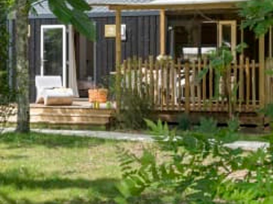 Camping Pas Cher vous présente avec son site Officiel campingpascher.fr, le Camping Sandaya Sanguinet Plage classé 5 étoiles, situé sur la commune de Sanguinet dans le département Landes (Aquitaine) en France. Le camping Sandaya Sanguinet Plage, vous présente un hébergement de type mobil-home de 33 m² pour 4 personnes avec climatisation et télévision. Le camping Sandaya Sanguinet Plage vous propose du sam. 12 septembre au sam. 19 septembre 2026, en promotion à -20% pour 7 nuits à 554,40 € au lieu de 693,0 € soit une Économie de 138,60 €. Cette location propose 44 dates différentes pour réserver votre séjour. Découvrez également les 12 autres gammes d'hébergements du camping. LacMer, Parc aquatique, Piscine couverte, Piscine extérieure, Animations familiales, Club ados, Club enfants, Aire de jeux enfants, Canoë-kayak, Court de tennis, Golf, Paddle, Ping-pong, Planche à voile, Pétanque, Salle de jeux vidéo, Skatepark, Structure gonflable enfants, Terrain de basketball, Terrain de beach-volley, Terrain de football, Terrain de volley-ball, Terrain multisports, kiteSurf, Bar, Pizzeria, Plats à emporter, Restaurant, Snack/Bar, Épicerie,... En savoir plus : cliquez-ICI.