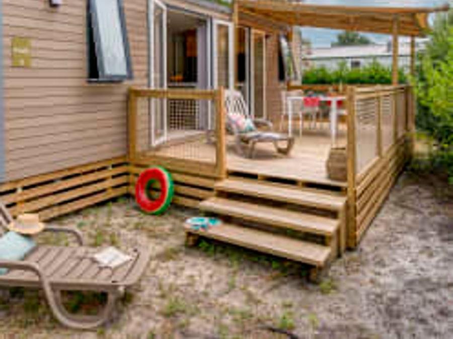 Camping Pas Cher vous présente avec son site Officiel campingpascher.fr, le Camping Sandaya Sanguinet Plage classé 5 étoiles, situé sur la commune de Sanguinet dans le département Landes (Aquitaine) en France. Le camping Sandaya Sanguinet Plage vous propose un hébergement de type mobil-home de 33 m² pour 6 personnes (télévision). Cet hébergement propose plus de 51 dates différentes pour réserver ! Pour dévouvrir la période la moins chère, consultez la rubrique 'Tarifs' et sélectionnez votre mois de départ. L'établissement vous propose 12 autres types d'hébergements. Découvrez tous nos séjours à petits prix dans la commune et aux alentours de Sanguinet du département : Landes (Aquitaine). LacMer, Parc aquatique, Piscine couverte, Piscine extérieure, Animations familiales, Club ados, Club enfants, Aire de jeux enfants, Canoë-kayak, Court de tennis, Golf, Paddle, Ping-pong, Planche à voile, Pétanque, Salle de jeux vidéo, Skatepark, Structure gonflable enfants, Terrain de basketball, Terrain de beach-volley, Terrain de football, Terrain de volley-ball, Terrain multisports, kiteSurf, Bar, Pizzeria, Plats à emporter, Restaurant, Snack/Bar, Épicerie,... En savoir plus : cliquez-ICI.
