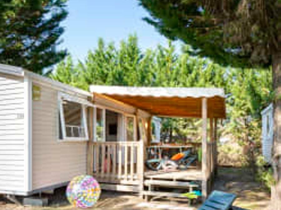 Camping Pas Cher vous présente avec son site Officiel campingpascher.fr, le Camping Sandaya Sanguinet Plage classé 5 étoiles, situé sur la commune de Sanguinet dans le département Landes (Aquitaine) en France. Le camping Sandaya Sanguinet Plage vous propose un hébergement de type mobil-home de 38 m² pour 6 personnes (télévision). Cet hébergement propose plus de 51 dates différentes pour réserver ! Pour dévouvrir la période la moins chère, consultez la rubrique 'Tarifs' et sélectionnez votre mois de départ. L'établissement vous propose 12 autres types d'hébergements. Découvrez tous nos séjours à petits prix dans la commune et aux alentours de Sanguinet du département : Landes (Aquitaine). LacMer, Parc aquatique, Piscine couverte, Piscine extérieure, Animations familiales, Club ados, Club enfants, Aire de jeux enfants, Canoë-kayak, Court de tennis, Golf, Paddle, Ping-pong, Planche à voile, Pétanque, Salle de jeux vidéo, Skatepark, Structure gonflable enfants, Terrain de basketball, Terrain de beach-volley, Terrain de football, Terrain de volley-ball, Terrain multisports, kiteSurf, Bar, Pizzeria, Plats à emporter, Restaurant, Snack/Bar, Épicerie,... En savoir plus : cliquez-ICI.