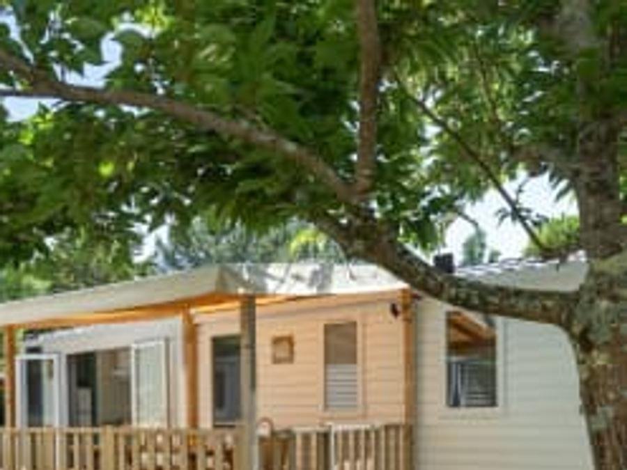 Camping Pas Cher vous présente avec son site Officiel campingpascher.fr, le Camping Sandaya Sanguinet Plage classé 5 étoiles, situé sur la commune de Sanguinet dans le département Landes (Aquitaine) en France. Le camping Sandaya Sanguinet Plage, vous présente un hébergement de type mobil-home de 32 m² pour 6 personnes. Le camping Sandaya Sanguinet Plage vous propose du jeudi 04 juin au jeudi 11 juin 2026 avec une PROMO de DERNIÈRE MINUTE, en promotion à -20% pour 7 nuits à 386,40 € au lieu de 483 € soit une Économie de 96,60 €. Cette location propose 60 dates différentes pour réserver votre séjour. Découvrez également les 12 autres gammes d'hébergements du camping. LacMer, Parc aquatique, Piscine couverte, Piscine extérieure, Animations familiales, Club ados, Club enfants, Aire de jeux enfants, Canoë-kayak, Court de tennis, Golf, Paddle, Ping-pong, Planche à voile, Pétanque, Salle de jeux vidéo, Skatepark, Structure gonflable enfants, Terrain de basketball, Terrain de beach-volley, Terrain de football, Terrain de volley-ball, Terrain multisports, kiteSurf, Bar, Pizzeria, Plats à emporter, Restaurant, Snack/Bar, Épicerie,... En savoir plus : cliquez-ICI.