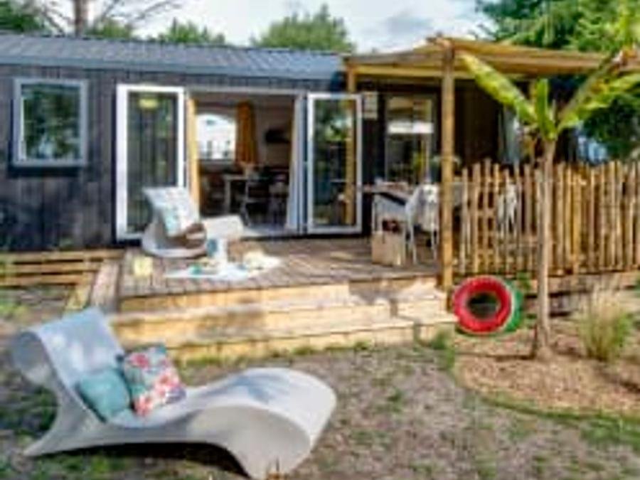Camping Pas Cher vous présente avec son site Officiel campingpascher.fr, le Camping Sandaya Sanguinet Plage classé 5 étoiles, situé sur la commune de Sanguinet dans le département Landes (Aquitaine) en France. Le camping Sandaya Sanguinet Plage, vous présente un hébergement de type mobil-home de 40 m² pour 6 personnes avec climatisation et télévision. Le camping Sandaya Sanguinet Plage vous propose du sam. 12 septembre au sam. 19 septembre 2026, en promotion à -20% pour 7 nuits à 610,40 € au lieu de 763,0 € soit une Économie de 152,60 €. Cette location propose 39 dates différentes pour réserver votre séjour. Découvrez également les 12 autres gammes d'hébergements du camping. LacMer, Parc aquatique, Piscine couverte, Piscine extérieure, Animations familiales, Club ados, Club enfants, Aire de jeux enfants, Canoë-kayak, Court de tennis, Golf, Paddle, Ping-pong, Planche à voile, Pétanque, Salle de jeux vidéo, Skatepark, Structure gonflable enfants, Terrain de basketball, Terrain de beach-volley, Terrain de football, Terrain de volley-ball, Terrain multisports, kiteSurf, Bar, Pizzeria, Plats à emporter, Restaurant, Snack/Bar, Épicerie,... En savoir plus : cliquez-ICI.