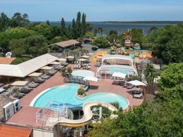 Camping Pas Cher vous présente avec son site Officiel campingpascher.fr, le Camping Sandaya Sanguinet Plage classé 5 étoiles, situé sur la commune de Sanguinet dans le département Landes (Aquitaine) en France. Le camping Sandaya Sanguinet Plage, vous présente un hébergement de type mini-maison de 20 m² pour 4 personnes. Le camping Sandaya Sanguinet Plage vous propose du vendredi 11 septembre au vendredi 18 septembre 2026, en promotion à -20% pour 7 nuits à 287,20 € au lieu de 359,0 € soit une Économie de 71,80 €. Cette location propose 110 dates différentes pour réserver votre séjour. Découvrez également les 12 autres gammes d'hébergements du camping. LacMer, Parc aquatique, Piscine couverte, Piscine extérieure, Animations familiales, Club ados, Club enfants, Aire de jeux enfants, Canoë-kayak, Court de tennis, Golf, Paddle, Ping-pong, Planche à voile, Pétanque, Salle de jeux vidéo, Skatepark, Structure gonflable enfants, Terrain de basketball, Terrain de beach-volley, Terrain de football, Terrain de volley-ball, Terrain multisports, kiteSurf, Bar, Pizzeria, Plats à emporter, Restaurant, Snack/Bar, Épicerie,... En savoir plus : cliquez-ICI.