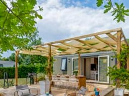 Camping Pas Cher vous présente avec son site Officiel campingpascher.fr, le Camping Sandaya Sanguinet Plage classé 5 étoiles, situé sur la commune de Sanguinet dans le département Landes (Aquitaine) en France. Le camping Sandaya Sanguinet Plage, vous présente un hébergement de type mobil-home de 62 m² et télévision. Le camping Sandaya Sanguinet Plage vous propose du lundi 06 avril au lundi 13 avril 2026, en promotion à -20% pour 7 nuits à 1002,40 € au lieu de 1253,0 € soit une Économie de 250,60 €. Cette location propose 97 dates différentes pour réserver votre séjour. Découvrez également les 12 autres gammes d'hébergements du camping. LacMer, Parc aquatique, Piscine couverte, Piscine extérieure, Animations familiales, Club ados, Club enfants, Aire de jeux enfants, Canoë-kayak, Court de tennis, Golf, Paddle, Ping-pong, Planche à voile, Pétanque, Salle de jeux vidéo, Skatepark, Structure gonflable enfants, Terrain de basketball, Terrain de beach-volley, Terrain de football, Terrain de volley-ball, Terrain multisports, kiteSurf, Bar, Pizzeria, Plats à emporter, Restaurant, Snack/Bar, Épicerie,... En savoir plus : cliquez-ICI.