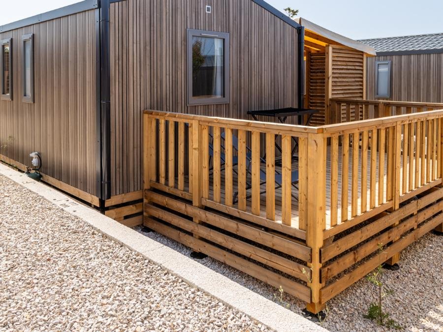 Camping Pas Cher vous présente avec son site Officiel campingpascher.fr, le Camping Domaine Des Tamaris Pausado classé 3 étoiles, situé sur la commune de La Couronne dans le département Bouches-du-rhône (Provence Alpes Côte D'azur) en France. Le camping Domaine Des Tamaris Pausado, vous présente un hébergement de type mobil-home de 27 m² pour 4 personnes avec climatisation et télévision. Le camping Domaine Des Tamaris Pausado vous propose du dimanche 04 octobre au dimanche 11 octobre 2026 pour 7 nuits à 572€. Cette location propose 81 dates différentes pour réserver votre séjour. Découvrez également les 8 autres gammes d'hébergements du camping. Les Avis clients pour le Camping Domaine Des Tamaris Pausado sont excellents avec une note moyenne de 8 sur 10. Piscine chauffée, Piscine extérieure, Animation enfants, Animations familiales, Aire de jeux enfants, Jet-ski, Paddle, Plongée, Pétanque, Sports nautiques, Restaurant, Épicerie,... En savoir plus : cliquez-ICI.