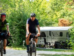 Camping Pas Cher vous présente avec son site Officiel campingpascher.fr, le Camping Le Luberon | Pausado classé 4 étoiles, situé sur la commune de Apt dans le département Vaucluse (Provence Alpes Côte D'azur) en France. Le camping Le Luberon | Pausado, vous présente un hébergement de type mobil-home de 28 m² pour 5 personnes avec climatisation et télévision. Le camping Le Luberon | Pausado vous propose du dimanche 20 septembre au dimanche 27 septembre 2026, en promotion à -20% pour 7 nuits à 406 € au lieu de 507,5 € soit une Économie de 101,50 €. Cette location propose 170 dates différentes pour réserver votre séjour. Découvrez également les 18 autres gammes d'hébergements du camping. Les Avis clients pour le Camping Le Luberon | Pausado sont excellents avec une note moyenne de 8 sur 10. Piscine extérieure, Animations familiales, Club enfants, Aire de jeux enfants, Baby-foot, Cyclisme, Escalade, Ping-pong, Pétanque, Randonnée, Bar, Restaurant, Épicerie,... En savoir plus : cliquez-ICI.