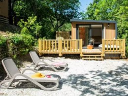 Camping Pas Cher vous présente avec son site Officiel campingpascher.fr, le Camping Le Luberon | Pausado classé 4 étoiles, situé sur la commune de Apt dans le département Vaucluse (Provence Alpes Côte D'azur) en France. Le camping Le Luberon | Pausado, vous présente un hébergement de type mobil-home de 21 m² pour 2 personnes avec climatisation et télévision. Le camping Le Luberon | Pausado vous propose du lundi 28 septembre au lundi 05 octobre 2026 pour 7 nuits à 559€. Cette location propose 148 dates différentes pour réserver votre séjour. Découvrez également les 18 autres gammes d'hébergements du camping. Les Avis clients pour le Camping Le Luberon | Pausado sont excellents avec une note moyenne de 8 sur 10. Piscine extérieure, Animations familiales, Club enfants, Aire de jeux enfants, Baby-foot, Cyclisme, Escalade, Ping-pong, Pétanque, Randonnée, Bar, Restaurant, Épicerie,... En savoir plus : cliquez-ICI.