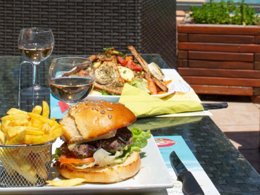 Camping Pas Cher vous présente avec son site Officiel campingpascher.fr, le Camping Le Luberon | Pausado classé 4 étoiles, situé sur la commune de Apt dans le département Vaucluse (Provence Alpes Côte D'azur) en France. Le camping Le Luberon | Pausado, vous présente un hébergement de type bungalow de 21 m² pour 5 personnes. Le camping Le Luberon | Pausado vous propose du dimanche 13 septembre au dimanche 20 septembre 2026, en promotion à -20% pour 7 nuits à 256 € au lieu de 320,0 € soit une Économie de 64 €. Cette location propose 158 dates différentes pour réserver votre séjour. Découvrez également les 18 autres gammes d'hébergements du camping. Les Avis clients pour le Camping Le Luberon | Pausado sont excellents avec une note moyenne de 8 sur 10. Piscine extérieure, Animations familiales, Club enfants, Aire de jeux enfants, Baby-foot, Cyclisme, Escalade, Ping-pong, Pétanque, Randonnée, Bar, Restaurant, Épicerie,... En savoir plus : cliquez-ICI.