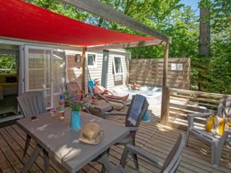 Camping Pas Cher vous présente avec son site Officiel campingpascher.fr, le Camping Le Luberon | Pausado classé 4 étoiles, situé sur la commune de Apt dans le département Vaucluse (Provence Alpes Côte D'azur) en France. Le camping Le Luberon | Pausado, vous présente un hébergement de type mobil-home de 32 m² pour 5 personnes avec climatisation et télévision. Le camping Le Luberon | Pausado vous propose du vendredi 02 octobre au vendredi 09 octobre 2026, en promotion à -20% pour 7 nuits à 630 € au lieu de 787,5 € soit une Économie de 157,50 €. Cette location propose 126 dates différentes pour réserver votre séjour. Découvrez également les 18 autres gammes d'hébergements du camping. Les Avis clients pour le Camping Le Luberon | Pausado sont excellents avec une note moyenne de 8 sur 10. Piscine extérieure, Animations familiales, Club enfants, Aire de jeux enfants, Baby-foot, Cyclisme, Escalade, Ping-pong, Pétanque, Randonnée, Bar, Restaurant, Épicerie,... En savoir plus : cliquez-ICI.