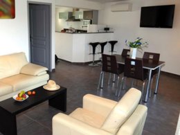 Camping Pas Cher vous présente avec son site Officiel campingpascher.fr, la Résidence Hôtelière Le Saint Estève - La Ciotat classé 3 étoiles, située sur la commune de La Ciotat dans le département Bouches-du-rhône (Provence Alpes Côte D'azur) en France. La résidence Hôtelière Le Saint Estève - La Ciotat, vous présente un hébergement de type studio. La résidence Hôtelière Le Saint Estève - La Ciotat vous propose du sam. 19 septembre au sam. 26 septembre 2026 pour 7 nuits à 938€. Cette location propose 93 dates différentes pour réserver votre séjour. Découvrez également les 1 autres gammes d'hébergements de la résidence. Mer, Piscine chauffée, Piscine extérieure, Salle de fitness, Bar, Brasserie, Épicerie,... En savoir plus : cliquez-ICI.