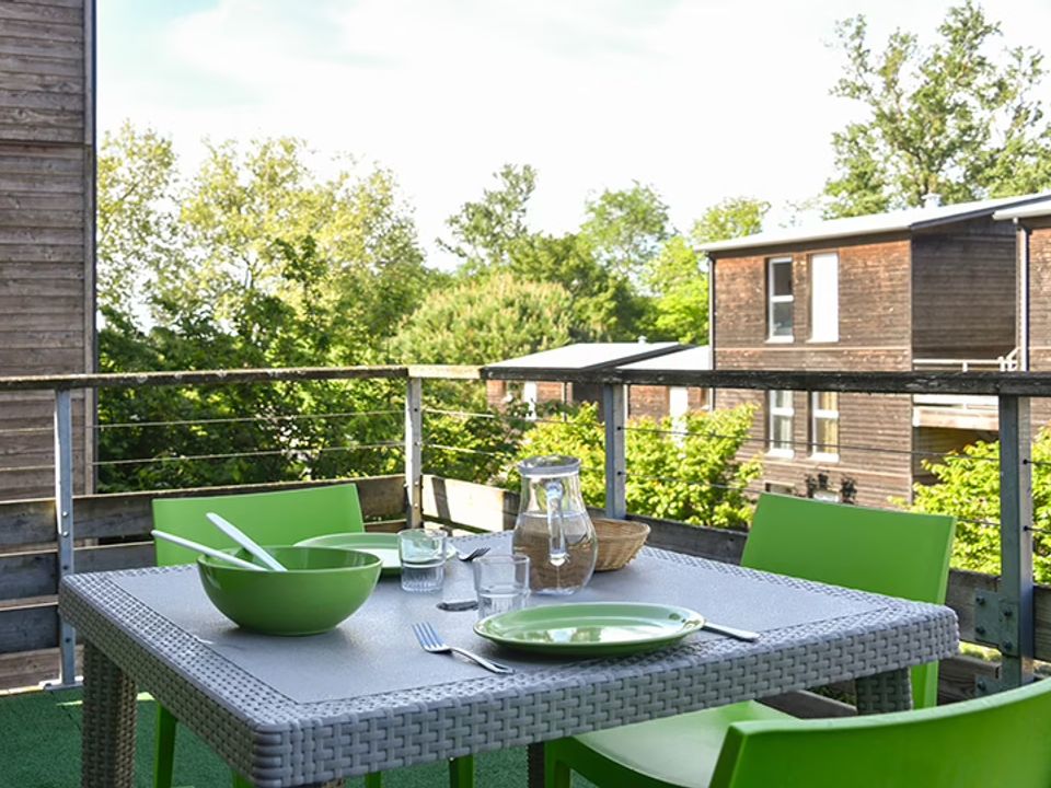 Camping Pas Cher vous présente avec son site Officiel campingpascher.fr, la Résidence Le Domaine De Saint Orens - Vacancéole, située sur la commune de Montreal dans le département Gers (Midi Pyrénées) en France. La résidence Le Domaine De Saint Orens - Vacancéole vous propose un hébergement de type appartement de 45 m². L'établissement vous propose 10 autres types d'hébergements. Découvrez tous nos séjours à petits prix dans la commune et aux alentours de Montreal du département : Gers (Midi Pyrénées). Piscine extérieure, Aire de jeux enfants, Ping-pong, Terrain de beach-volley,... En savoir plus : cliquez-ICI.