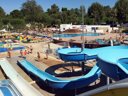 Camping Pas Cher vous présente avec son site Officiel campingpascher.fr, le Camping BONNES VACANCES Sur CAMPING LE BOSC classé 4 étoiles, situé sur la commune de Saint Cyprien dans le département Pyrénées-orientales (Languedoc Roussillon) en France. Le camping BONNES VACANCES Sur CAMPING LE BOSC, vous présente un hébergement de type mobil-home de 29 m² pour 4 personnes avec climatisation et télévision. Le camping BONNES VACANCES Sur CAMPING LE BOSC vous propose du sam. 11 juillet au sam. 18 juillet 2026, en promotion à -9% pour 7 nuits à 992 € au lieu de 1092,0 € soit une Économie de 100 €. Cette location propose 43 dates différentes pour réserver votre séjour. Découvrez également les 11 autres gammes d'hébergements du camping. Les Avis clients pour le Camping BONNES VACANCES Sur CAMPING LE BOSC sont excellents avec une note moyenne de 8 sur 10. Parc aquatique, Piscine extérieure, Animations familiales, Club enfants, Aire de jeux enfants, Baby-foot, Canoë-kayak, Court de tennis, Cyclisme, Golf, Jet-ski, Location de bateaux, Parcours sportif, Ping-pong, Piscine, Pétanque, Salle de jeux vidéo, Terrain multisports, Bar, Boulangerie, Snack/Bar, Supermarché, Épicerie,... En savoir plus : cliquez-ICI.