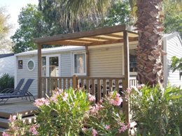 Camping Pas Cher vous présente avec son site Officiel campingpascher.fr, le Camping BONNES VACANCES Sur CAMPING LE BOSC classé 4 étoiles, situé sur la commune de Saint Cyprien dans le département Pyrénées-orientales (Languedoc Roussillon) en France. Le camping BONNES VACANCES Sur CAMPING LE BOSC vous propose un hébergement de type mobil-home de 36 m² pour 6 personnes avec climatisation (télévision). L'établissement vous propose 11 autres types d'hébergements. Découvrez tous nos séjours à petits prix dans la commune et aux alentours de Saint Cyprien du département : Pyrénées-orientales (Languedoc Roussillon). Les Avis clients pour le Camping BONNES VACANCES Sur CAMPING LE BOSC sont excellents avec une note moyenne de 8 sur 10. Parc aquatique, Piscine extérieure, Animations familiales, Club enfants, Aire de jeux enfants, Baby-foot, Canoë-kayak, Court de tennis, Cyclisme, Golf, Jet-ski, Location de bateaux, Parcours sportif, Ping-pong, Piscine, Pétanque, Salle de jeux vidéo, Terrain multisports, Bar, Boulangerie, Snack/Bar, Supermarché, Épicerie,... En savoir plus : cliquez-ICI.