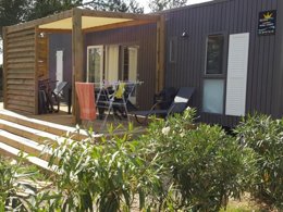 Camping Pas Cher vous présente avec son site Officiel campingpascher.fr, le Camping BONNES VACANCES Sur CAMPING LE BOSC classé 4 étoiles, situé sur la commune de Saint Cyprien dans le département Pyrénées-orientales (Languedoc Roussillon) en France. Le camping BONNES VACANCES Sur CAMPING LE BOSC vous propose un hébergement de type mobil-home de 45 m² pour 6 personnes avec climatisation (télévision). L'établissement vous propose 11 autres types d'hébergements. Découvrez tous nos séjours à petits prix dans la commune et aux alentours de Saint Cyprien du département : Pyrénées-orientales (Languedoc Roussillon). Les Avis clients pour le Camping BONNES VACANCES Sur CAMPING LE BOSC sont excellents avec une note moyenne de 8 sur 10. Parc aquatique, Piscine extérieure, Animations familiales, Club enfants, Aire de jeux enfants, Baby-foot, Canoë-kayak, Court de tennis, Cyclisme, Golf, Jet-ski, Location de bateaux, Parcours sportif, Ping-pong, Piscine, Pétanque, Salle de jeux vidéo, Terrain multisports, Bar, Boulangerie, Snack/Bar, Supermarché, Épicerie,... En savoir plus : cliquez-ICI.