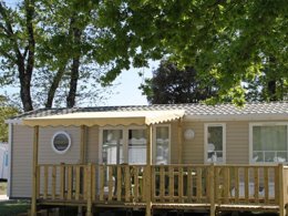 Camping Pas Cher vous présente avec son site Officiel campingpascher.fr, le Camping BONNES VACANCES Sur CAMPING LE BOSC classé 4 étoiles, situé sur la commune de Saint Cyprien dans le département Pyrénées-orientales (Languedoc Roussillon) en France. Le camping BONNES VACANCES Sur CAMPING LE BOSC vous propose un hébergement de type mobil-home de 36 m² pour 6 personnes avec climatisation (télévision). L'établissement vous propose 11 autres types d'hébergements. Découvrez tous nos séjours à petits prix dans la commune et aux alentours de Saint Cyprien du département : Pyrénées-orientales (Languedoc Roussillon). Les Avis clients pour le Camping BONNES VACANCES Sur CAMPING LE BOSC sont excellents avec une note moyenne de 8 sur 10. Parc aquatique, Piscine extérieure, Animations familiales, Club enfants, Aire de jeux enfants, Baby-foot, Canoë-kayak, Court de tennis, Cyclisme, Golf, Jet-ski, Location de bateaux, Parcours sportif, Ping-pong, Piscine, Pétanque, Salle de jeux vidéo, Terrain multisports, Bar, Boulangerie, Snack/Bar, Supermarché, Épicerie,... En savoir plus : cliquez-ICI.