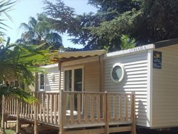 Camping Pas Cher vous présente avec son site Officiel campingpascher.fr, le Camping BONNES VACANCES Sur CAMPING LE BOSC classé 4 étoiles, situé sur la commune de Saint Cyprien dans le département Pyrénées-orientales (Languedoc Roussillon) en France. Le camping BONNES VACANCES Sur CAMPING LE BOSC vous propose un hébergement de type mobil-home de 32 m² pour 5 personnes avec climatisation (télévision). L'établissement vous propose 11 autres types d'hébergements. Découvrez tous nos séjours à petits prix dans la commune et aux alentours de Saint Cyprien du département : Pyrénées-orientales (Languedoc Roussillon). Les Avis clients pour le Camping BONNES VACANCES Sur CAMPING LE BOSC sont excellents avec une note moyenne de 8 sur 10. Parc aquatique, Piscine extérieure, Animations familiales, Club enfants, Aire de jeux enfants, Baby-foot, Canoë-kayak, Court de tennis, Cyclisme, Golf, Jet-ski, Location de bateaux, Parcours sportif, Ping-pong, Piscine, Pétanque, Salle de jeux vidéo, Terrain multisports, Bar, Boulangerie, Snack/Bar, Supermarché, Épicerie,... En savoir plus : cliquez-ICI.
