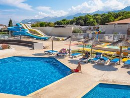 Camping Pas Cher vous présente avec son site Officiel campingpascher.fr, le Camping BONNES VACANCES Sur CAMPING LE BOSC classé 4 étoiles, situé sur la commune de Saint Cyprien dans le département Pyrénées-orientales (Languedoc Roussillon) en France. Le camping BONNES VACANCES Sur CAMPING LE BOSC vous propose un hébergement de type mobil-home de 45 m² pour 8 personnes avec climatisation (télévision). L'établissement vous propose 11 autres types d'hébergements. Découvrez tous nos séjours à petits prix dans la commune et aux alentours de Saint Cyprien du département : Pyrénées-orientales (Languedoc Roussillon). Les Avis clients pour le Camping BONNES VACANCES Sur CAMPING LE BOSC sont excellents avec une note moyenne de 8 sur 10. Parc aquatique, Piscine extérieure, Animations familiales, Club enfants, Aire de jeux enfants, Baby-foot, Canoë-kayak, Court de tennis, Cyclisme, Golf, Jet-ski, Location de bateaux, Parcours sportif, Ping-pong, Piscine, Pétanque, Salle de jeux vidéo, Terrain multisports, Bar, Boulangerie, Snack/Bar, Supermarché, Épicerie,... En savoir plus : cliquez-ICI.