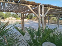 Camping Pas Cher vous présente avec son site Officiel campingpascher.fr, le Camping Liberté Verdon classé 3 étoiles, situé sur la commune de Artignosc Sur Verdon dans le département Var (Provence Alpes Côte D'azur) en France. Le camping Liberté Verdon vous propose un hébergement de type mobil-home de 25 m² pour 5 personnes. L'établissement vous propose 2 autres types d'hébergements. Découvrez tous nos séjours à petits prix dans la commune et aux alentours de Artignosc Sur Verdon du département : Var (Provence Alpes Côte D'azur). Les Avis clients pour le Camping Liberté Verdon sont excellents avec une note moyenne de 9 sur 10. Lac, Lagon, Animations familiales, Club enfants, Aire de jeux enfants, Canoë-kayak, Paddle, Ping-pong, Pédalo, Pétanque, Bar, Dépôt de pain, Plats à emporter, Restaurant, Snack/Bar, Épicerie,... En savoir plus : cliquez-ICI.