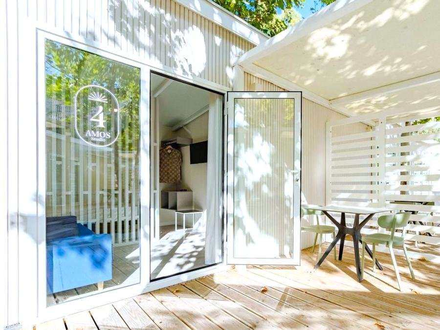 Camping Pas Cher vous présente avec son site Officiel campingpascher.fr, le Camping Costa Del Sol Glamping Village classé 4 étoiles, situé sur la commune de Fuengirola dans le département Málaga (Andalousie) en Espagne. Le camping Costa Del Sol Glamping Village, vous présente un hébergement de type studio de 18 m² avec climatisation et télévision. Le camping Costa Del Sol Glamping Village vous proposeun séjour PAS CHER avec une REMISEdu sam. 13 juin au sam. 20 juin 2026, en promotion à -31% pour 7 nuits à 703,80 € au lieu de 1020 € soit une Économie de 316,20 €. Cette location propose 39 dates différentes pour réserver votre séjour. Découvrez également les 6 autres gammes d'hébergements du camping. Les Avis clients pour le Camping Costa Del Sol Glamping Village sont excellents avec une note moyenne de 9 sur 10. Mer, Piscine extérieure, Animations familiales, Club enfants, Aire de jeux enfants, Salle de fitness, Terrain multisports, Restaurant,... En savoir plus : cliquez-ICI.