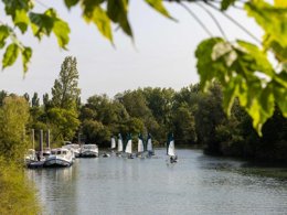 Camping Pas Cher vous présente avec son site Officiel campingpascher.fr, le Camping Saintes Grandes Rives classé 3 étoiles, situé sur la commune de Saintes dans le département Charente-maritime (Poitou Charentes) en France. Le camping Saintes Grandes Rives, vous présente un hébergement de type bungalow toilé de 33 m² avec climatisation et télévision. Le camping Saintes Grandes Rives vous propose du sam. 19 septembre au sam. 26 septembre 2026, en promotion à -15% pour 7 nuits à 340 € au lieu de 400,0 € soit une Économie de 60 €. Cette location propose 20 dates différentes pour réserver votre séjour. Découvrez également les 2 autres gammes d'hébergements du camping. Piscine extérieure, Aire de jeux enfants, Ping-pong, Pétanque, Terrain multisports, Bar, Brasserie, Dépôt de pain,... En savoir plus : cliquez-ICI.